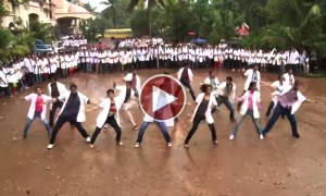 बरसात में डॉक्टर्स का अनोखा अंदाज़ 