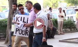 एक ठोस मुद्दा जिसकी वजह से एक लड़के ने अपने गले में ओफेंसिव साइन का बोर्ड लटकाया और वह काम कर गया