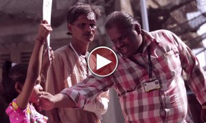 दादा संग जा रही इस बच्ची ने कर दिया भावुक      