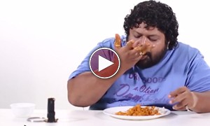 खाना  खाने के इन फन्नी तरीकों को देखकर लोट - पोट हो जाएंगे आप  