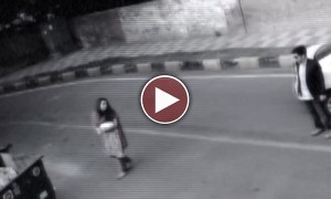 बच्ची को कूड़े में फैंकते हुए अमीर माँ - बाप का दिल दहला देने वाला वीडियो