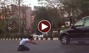 मोस्ट शॉकिंग सोशल एक्सपेरिमेंट जिसमें एक आदमी  खून से लतपथ मदद माँग रहा है, लोगों का रिएक्शन देखकर आप हैरान हो जाएंगे 