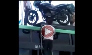 अभी तक आपने लोगों को बाइक पर बैठे हुए देखा होगा मगर अब कुछ हटके देखिए 