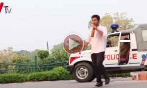 इंडिया गेट पर शराब पीता हुआ एक लड़का 