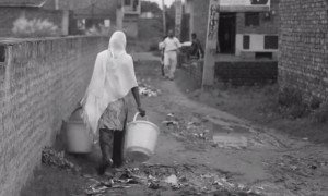 पानी को बर्बाद करने वाले क्या जाने एक बाल्टी पानी की कीमत 