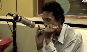 एक म्यूजिशियन जो ट्रैन में भीख मांगता था, उसे रेडियो पर गाने का मौका मिला और फिर क्या हुआ आप सोच भी नहीं सकते 