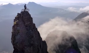 अकेला पहाड़ की चोटी पर चढ़ गया और फिर जो हुआ वह आप सोच भी नहीं सकते 