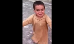 जो भी आप कर रहे हैं ,रुक जाईए और देखिए इस प्यारे से बच्चे का डांस ,जो आपके दिल को छू लेगा 