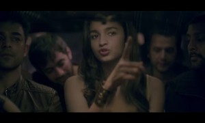 कुछ आदमियों ने उसे आधी रात में घेरा और फिर बताया की रियल आदमी क्या करते हैं 