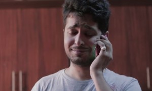 आखिर किसने रुलाया इस लड़के को, दिल पिघला देगा यह वीडियो 