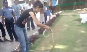 सांप से खेलना इस लड़की के लिए बच्चों का खेल 