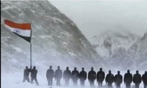 सियाचिन के तेज़ बर्फीली आँधियों में भारत माँ के लाल तिरंगा लहराते हुए