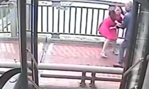 देखें कैसे चीन के एक जांबाज़ बस ड्राइवर ने सुसाइड करती हुई लड़की की बचाई जान 