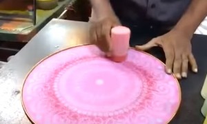 क्या कभी देखी है ऐसे बनती हुई रंगोली, रंगो की ये कारीगरी देखकर हैरान रह जायेंगे आप