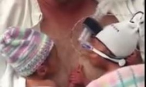 नवजात जुड़वाँ बच्चों का ये प्यार देख पिघल जायेगा आपका भी दिल