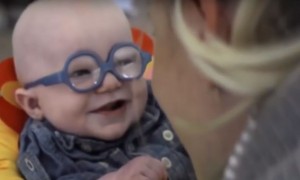 दिखिए जब 4 महीने के लियो ने देखा माँ को पहली बार, देखकर छलक जाएँगी आपकी आँखें 