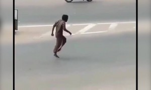 लगता है आज जनाब ने थोड़ी ज़ादा ही चढ़ा ली गलती से