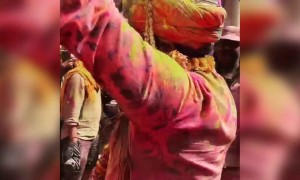 अपने ही धुन में मग्न हो जाइये इस होली बिलकुल इनकी तरह