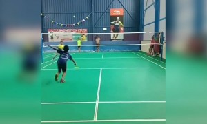 ये बच्चे इतना अच्छा बैडमिंटन खेलते है के बड़े भी शर्मा जाए