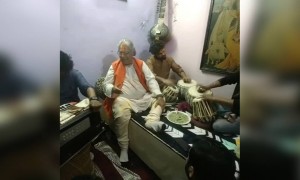 होली पर सुर से सुर मिलाते कुछ सुरीले लोग