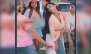 इस होली लगाओ देसी बीट पर ठुमके