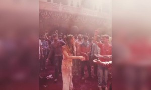 गुलाल उड़ाए और मनाये होली बिलकुल रंगीन