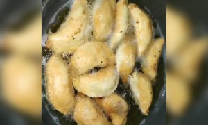 होली के दिन गुजिया और मिठाइयां नहीं खायी तो क्या किया