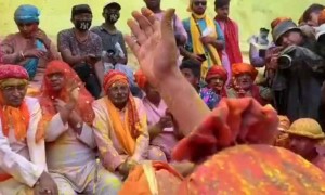 होली में हो जाइये भक्ति में लीन