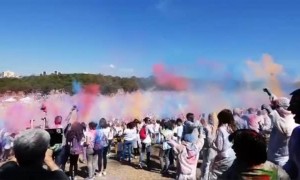 हमारी संस्कृति ऐसी है के अँगरेज़ भी होली खेलने आते है हमारे साथ