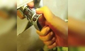 क्या आपके दोस्त भी आपको ऐसे ही रंग लगाते है?