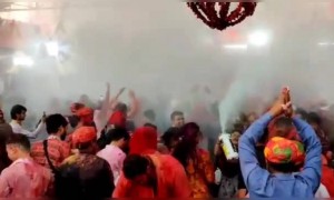 भगवान के भक्ति में लीन होकर होली मनाने का अलग ही मज़ा है