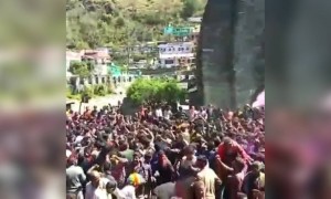 मंदिर में भगवान के संग में होली के रंग