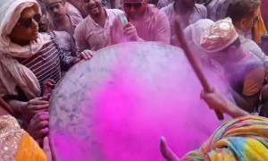 ढोल बजा कर खेलो होली