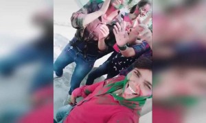 होली के अवसर पर मजा करते लोग