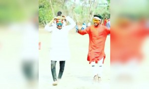 होली के अवसर पर रंगीन डांस