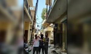 रंग बरसे हर ओर इस होली