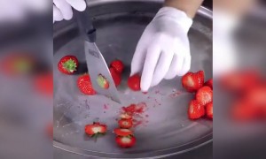 असली स्ट्रॉबेरी से बना हुआ आइस क्रीम