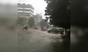 इतने बारिश में भी ये ट्रैफिक पुलिस अफसर अपना काम ज़िम्मेदारी से निभा रहा