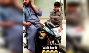 ये बच्चा कितना खुराफाती है यहाँ देखिये