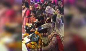 किसी हीरो हीरोइन जैसी एंट्री ही है दोनों ने