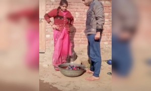 वाशिंग मशीन को आप भूल जाओगे ये वीडियो देखने के बाद