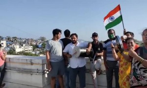 आभार प्रकट करने के लिए लोगों ने बजायी ताली और थाली