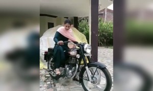 बुल्लेट चलाती सोनी पंजाबी कुड़ी