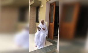 पी एम मोदी की मां हीराबेन ने भी थाली बजाकर कोरोना कर्मवीरों को कहा 'थैंक्यू'