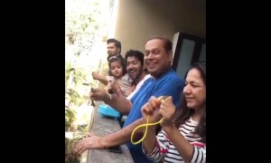 वरुण धवन भी निकले सहपरिवार अपने बालकनी में