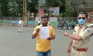 इंदौर रीगल चौराहा पर बेफिजूल घूमने वालो को पकड़ा दिया संदेश