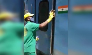 कोरोना से बचने के लिए ट्रेन के कर्मचारी पूरी मेहनत कर रहे