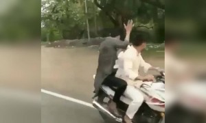 अरे ऐसे पीछे से डराना नहीं चाहिए