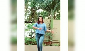 बिलकुल साउथ के मूवी स्टार के स्टाइल वाला डांस