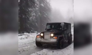 बर्फ़बारी के बीच ठाट से चलता जीप